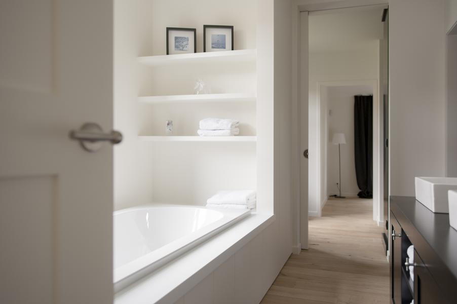 Woning warm landelijk interieur keuken wit zwart badkamer