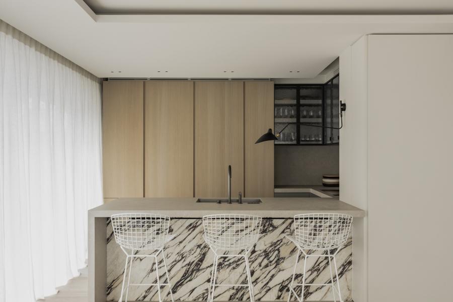 marmer eik fineer steel look inrichting appartement gewolkt glas structuurglas figuurglas keramiek