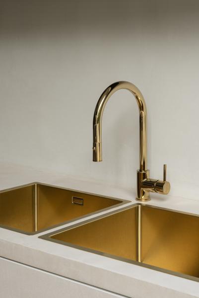keuken, marmer, donkere eik fineer, schilderstechniek, spoelbak goudkleur