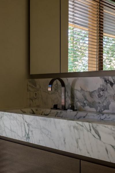 badkamer, lavabomeubel, leden wand bekleding, natuursteen