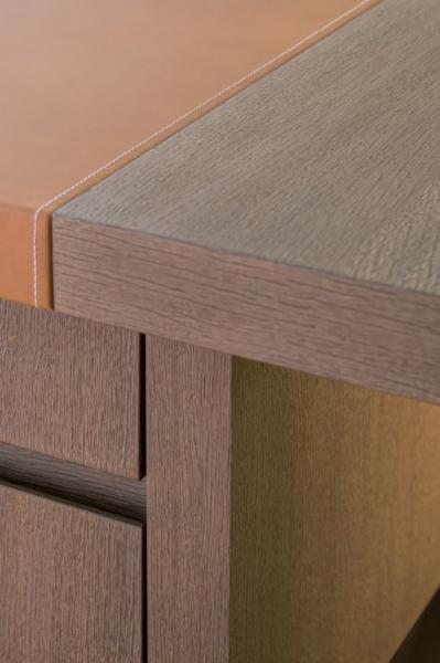 bureau, leder bekleding, donker eik gebeitst