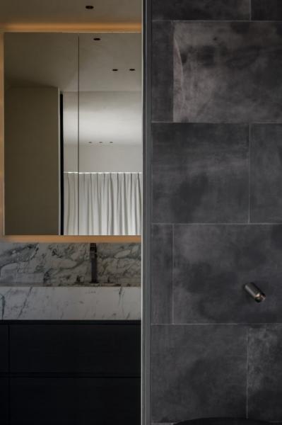 badkamer, lavabomeubel, leden wand bekleding, natuursteen