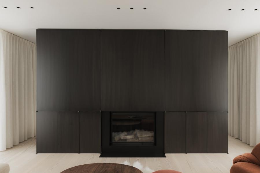 haardwand I tv wand I donker eik fineer I exentrische pivoterende deur